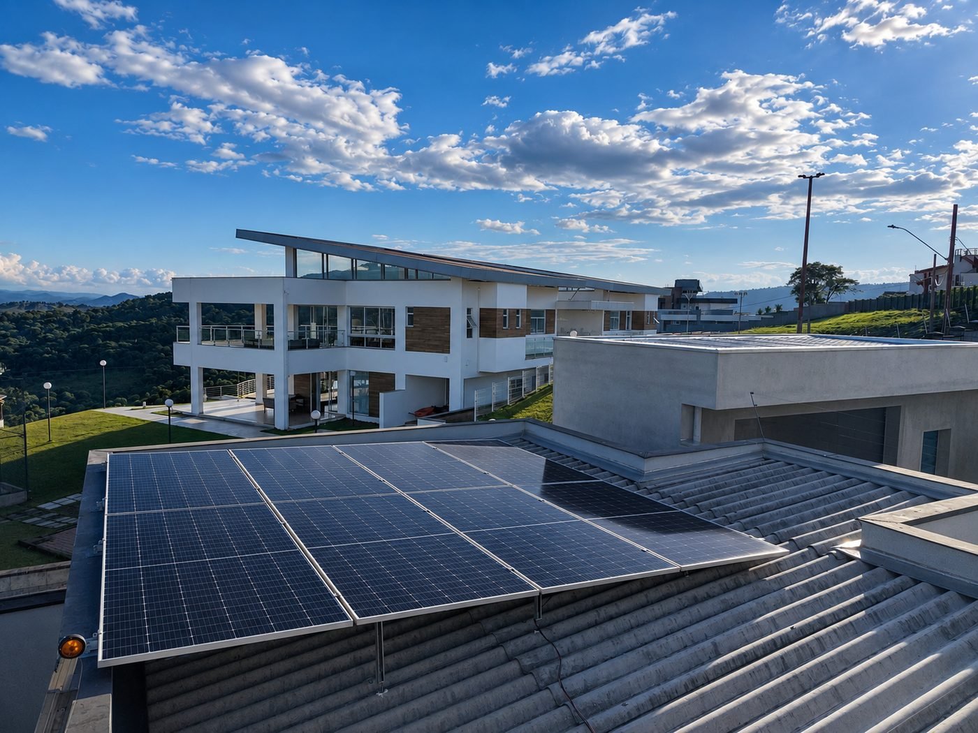 Instalação de painéis solares em residência de alto padrão - Energix